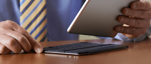 homme utilise clavier tablette